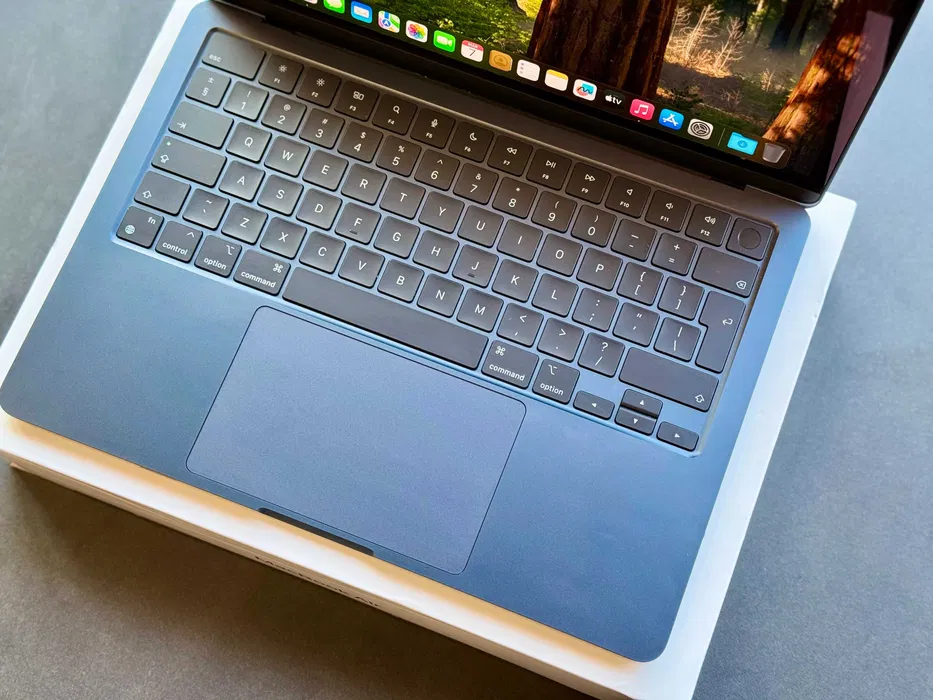 Laptop MacBook Air M2 8GB RAM / 256GB SSD Granatowy Na gwarancji Apple - obrazek 2