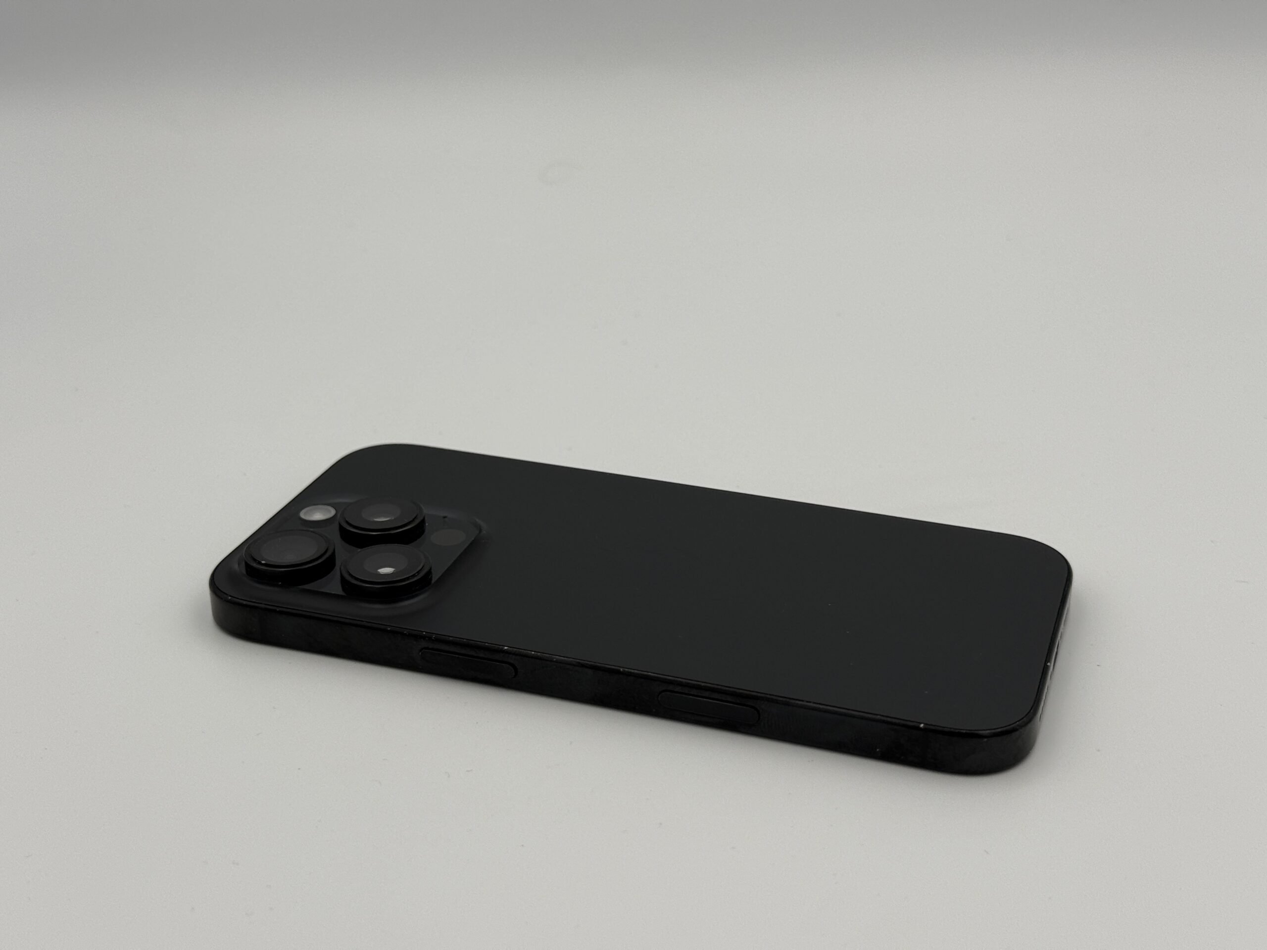 Smartfon Apple iPhone 16 Pro 128 GB czarny tytan BAT 92% - obrazek 2