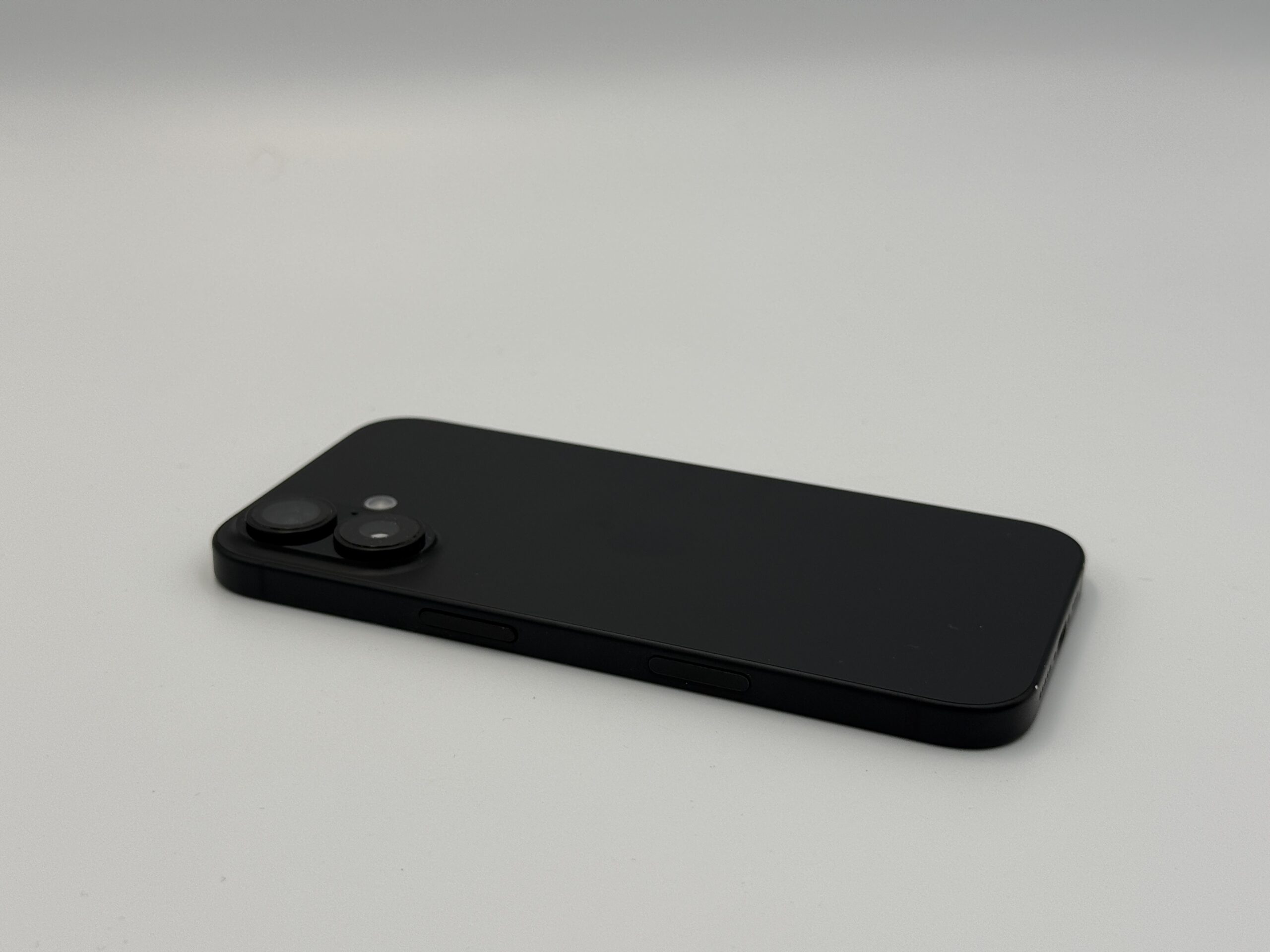 Smartfon Apple iPhone 16 128 GB czarny BAT 89% - obrazek 4